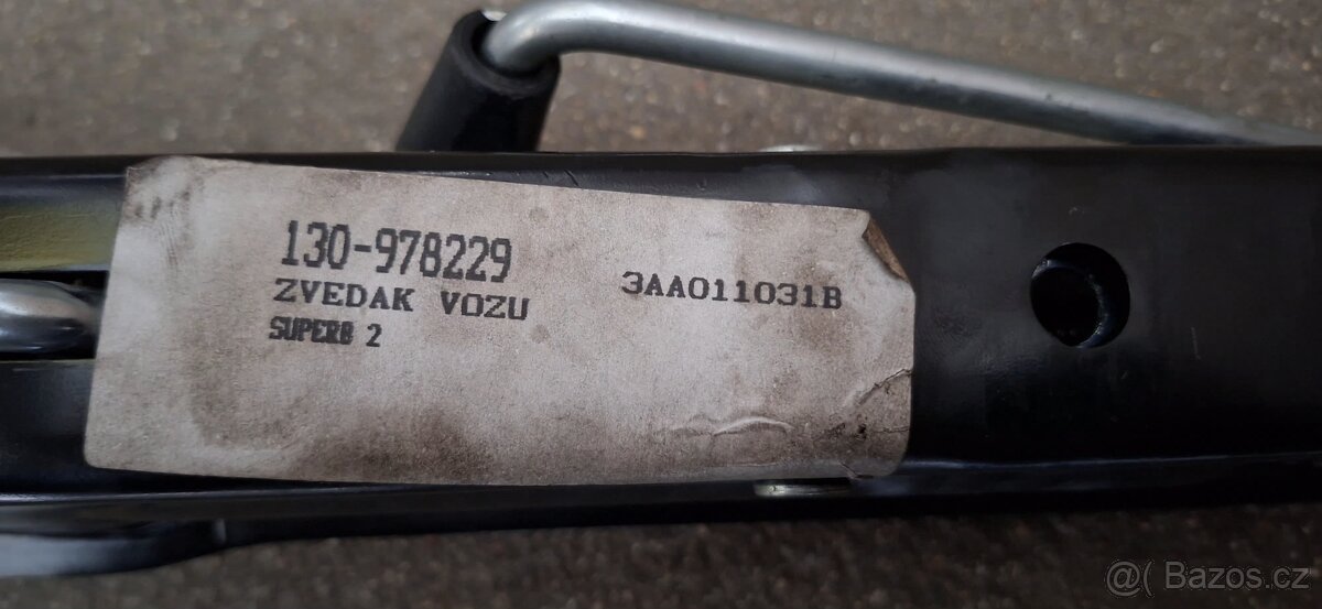 Zvedák originál pro Volkswagen Passat B 6,7Škoda Octavia 2,3 - 3