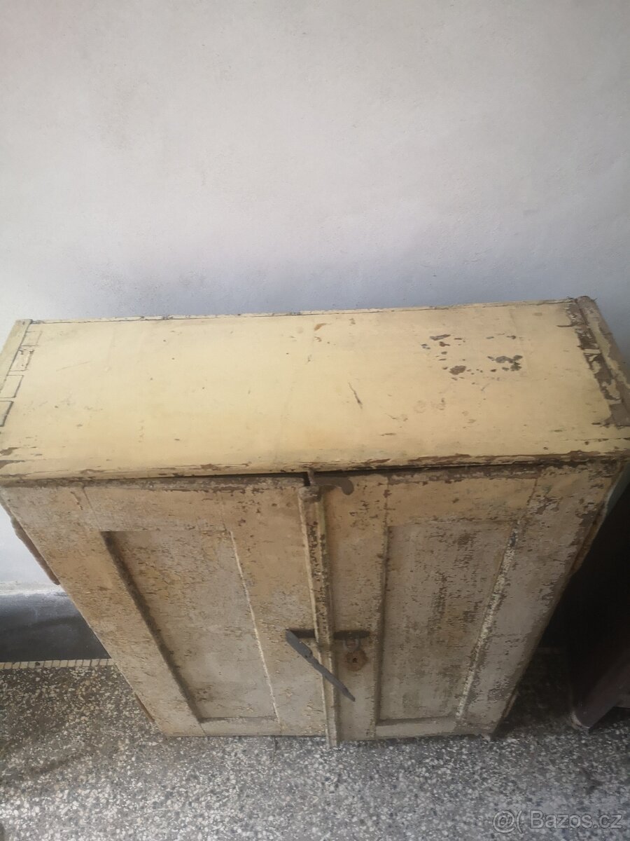 Stará skříňka, měkké dřevo - 3