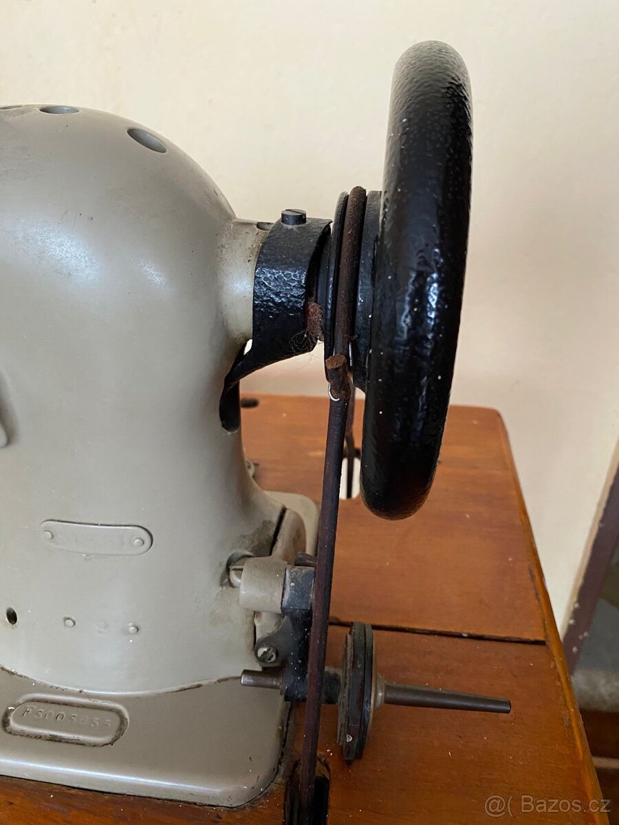 Šicí stroj SINGER plně funkční, symbolická cena - 3