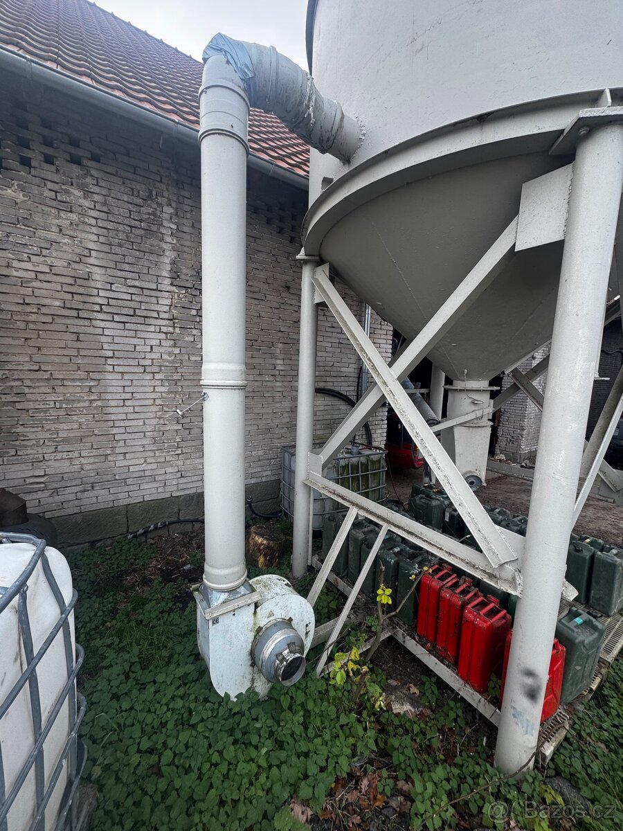 zásobník na krmivo (cca 8–12 m³) - 3