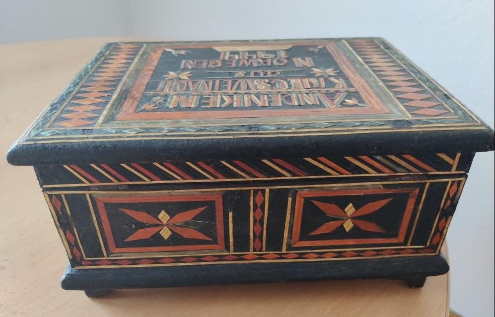 dřevěná kazeta na upomínku válečných vánoc 1944 - 3