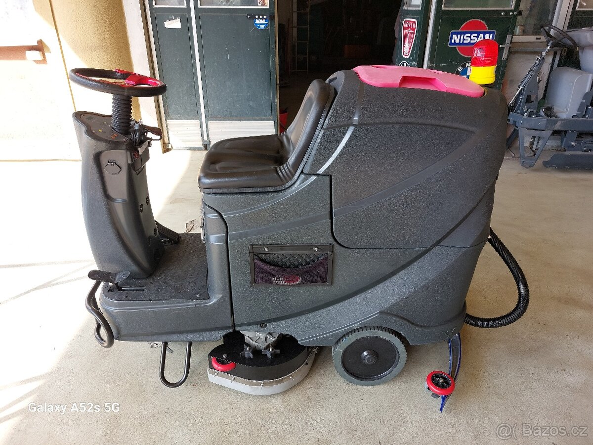 Podlahový mycí stroj Nilfisk Viper AS 710R se sedící obsluho - 3