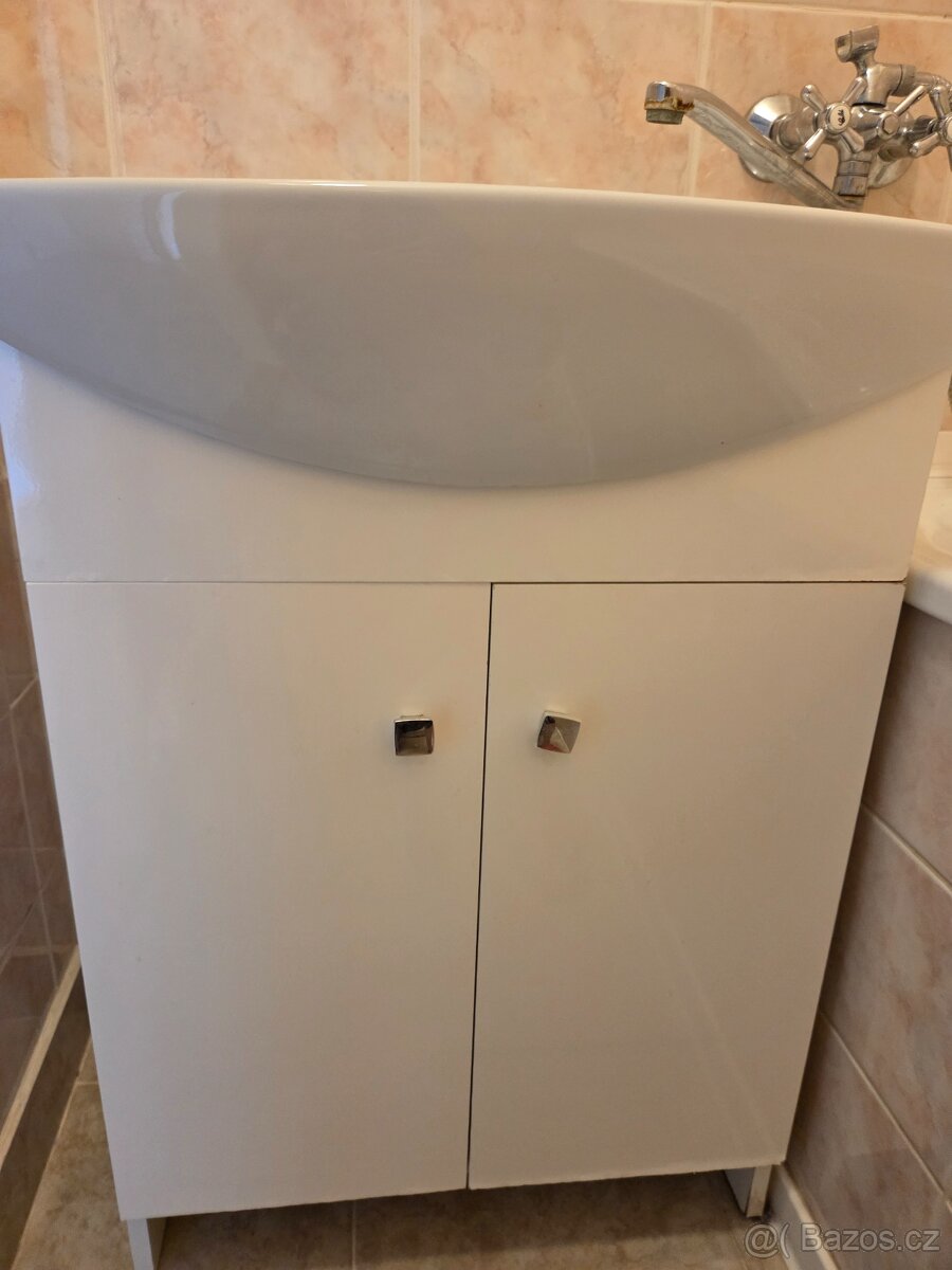 Koupelnová skříňka s umyvadlem - 3