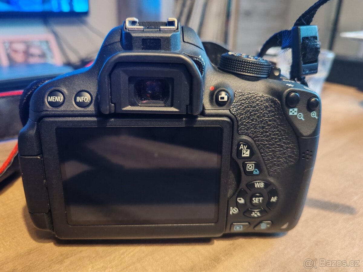 Zrcadlovka Canon 700D s objektivem a příslušenstvím - 3