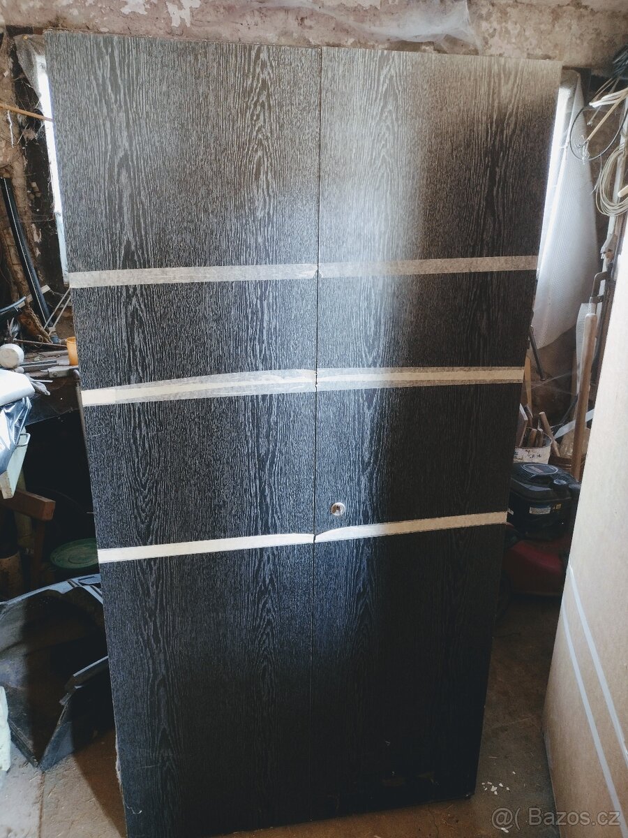 Obývací stěna s křesly a stolkem - 3