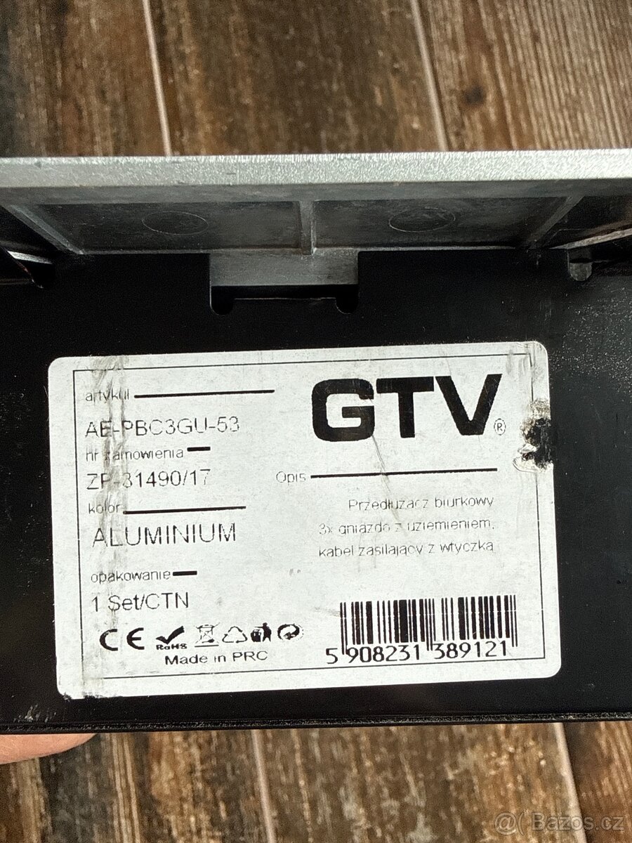 Vestavná zásuvková lišta do desky - 3