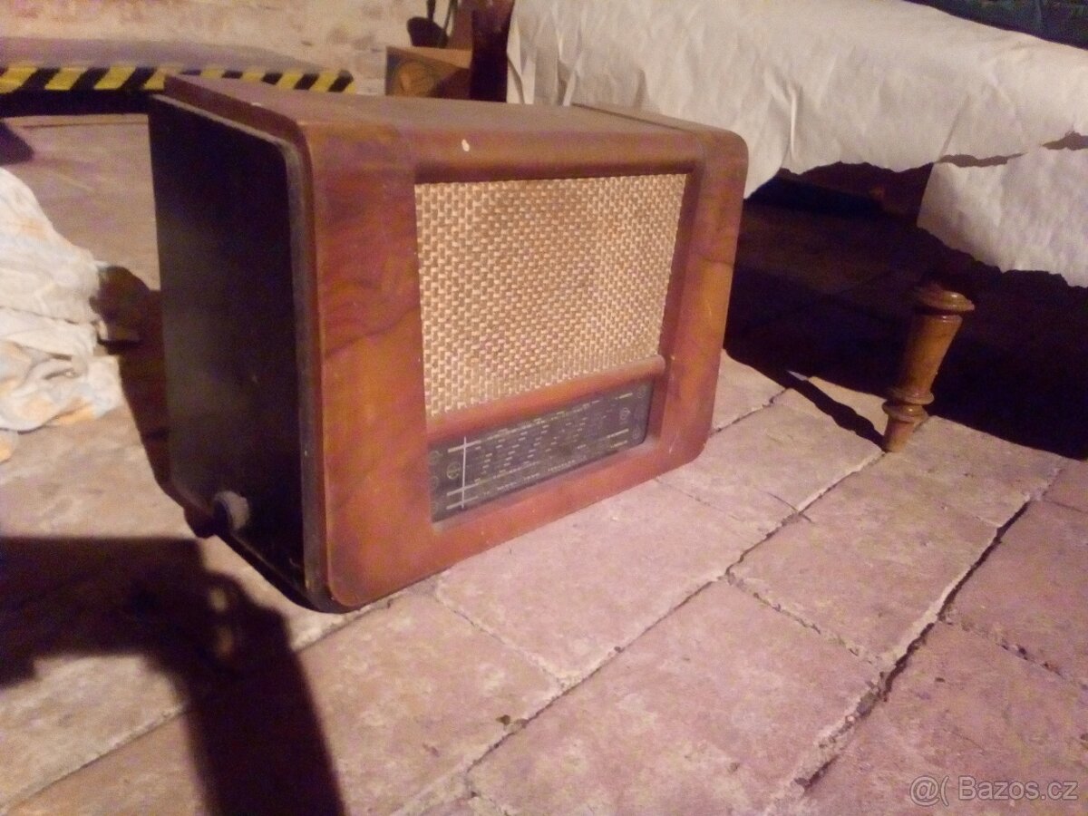 retro veci, kreslo, police, radio, atd. - 3