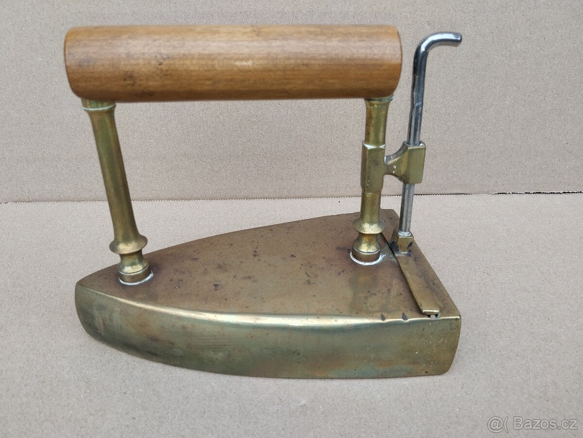 Stará zachovalá mosazná žehlička vel. 7 - 3