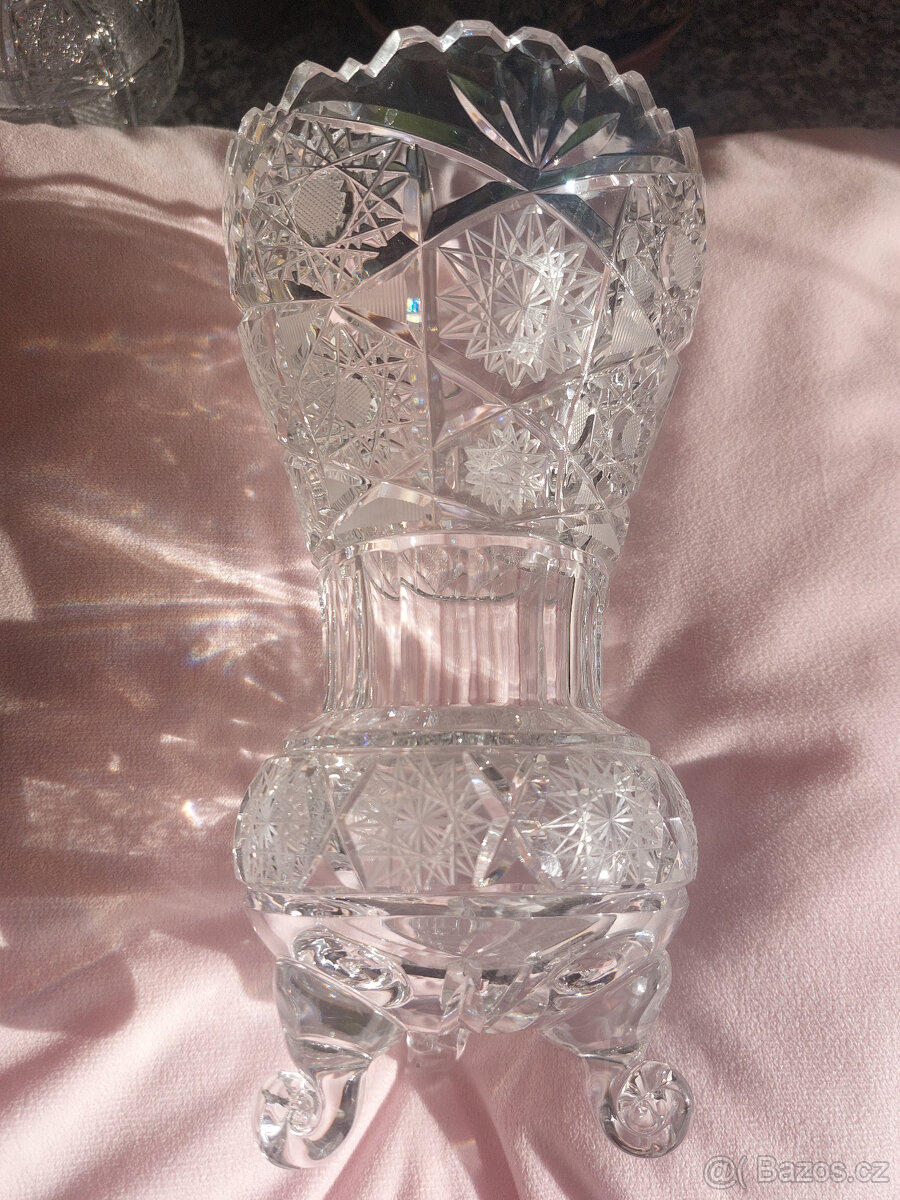 Broušená křišťálová váza na třech nožkách - 3