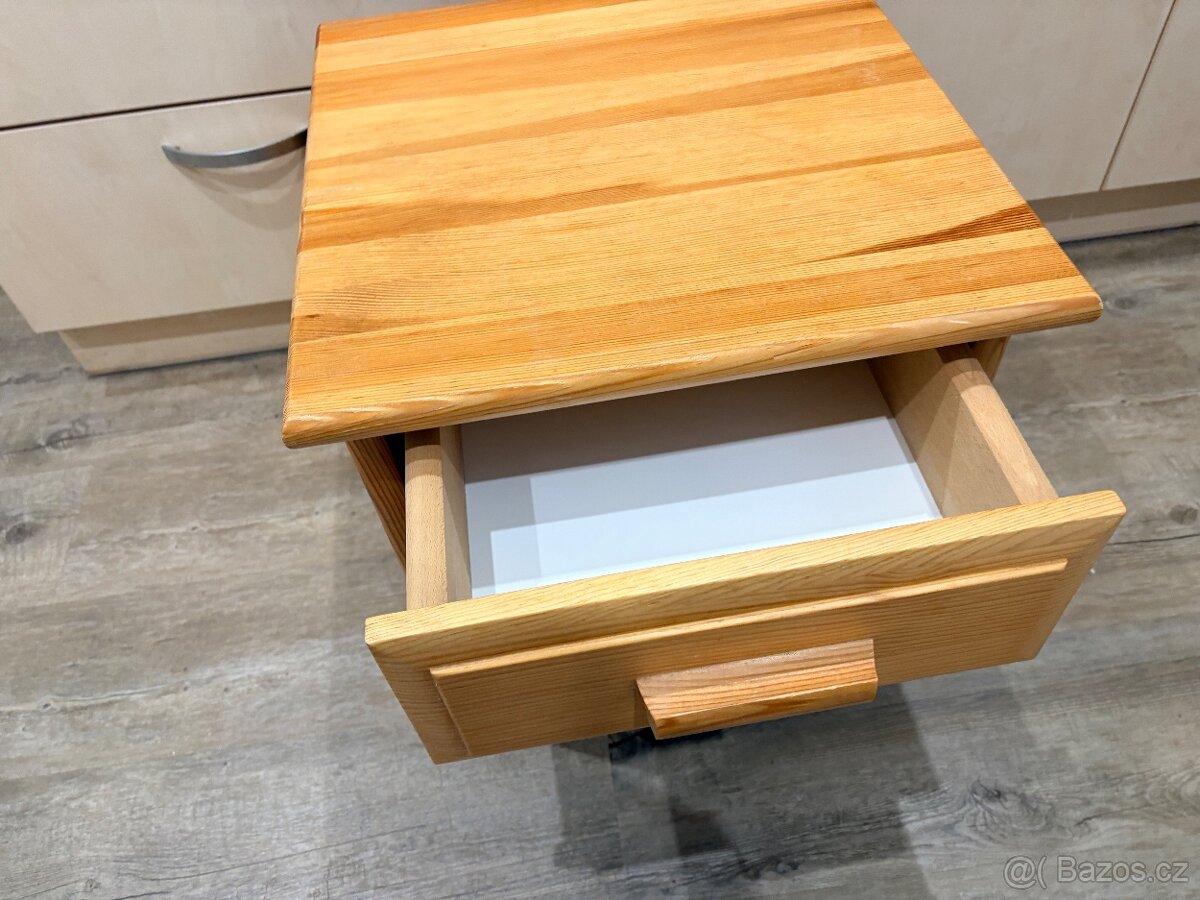 Dřevěný noční stolek - 3