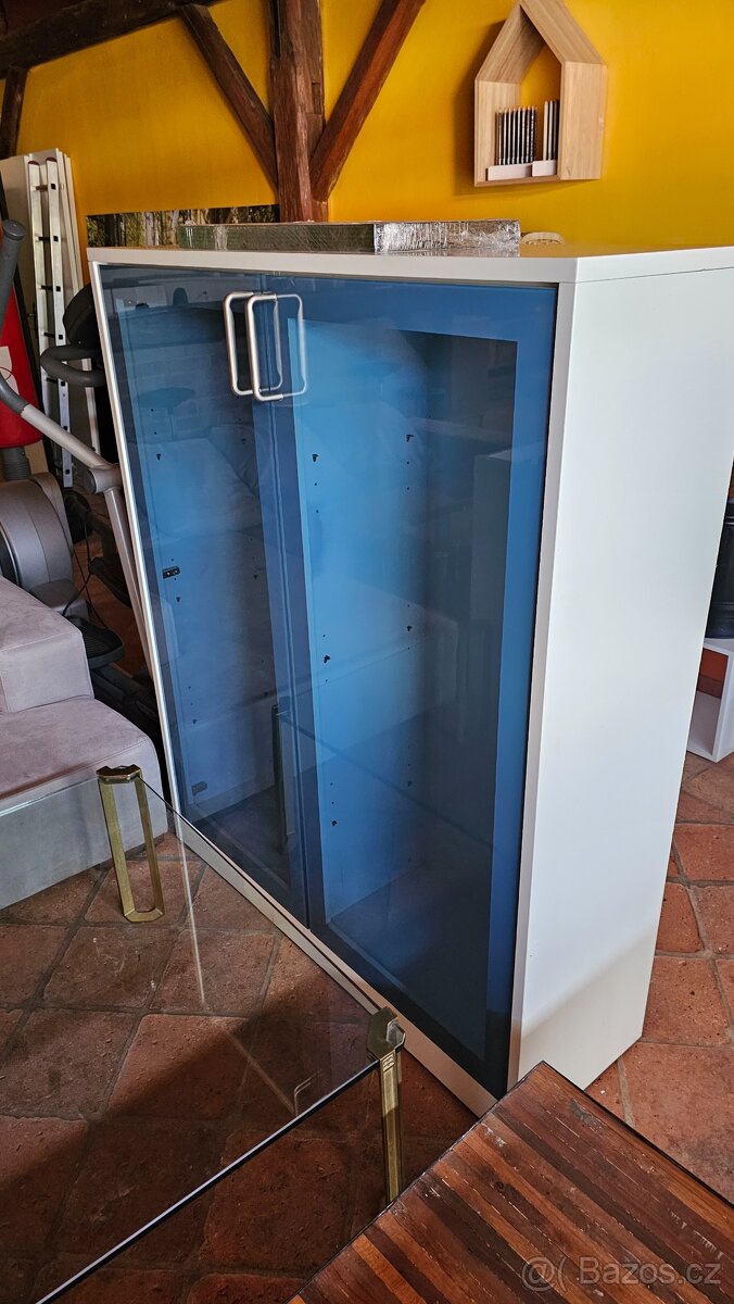Prosklená obýváková vitrína. - 3