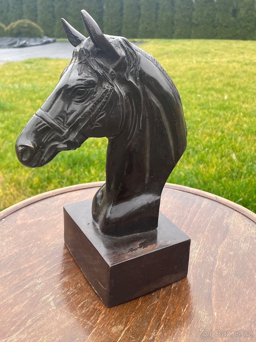 stará bronzová socha kôň - 3