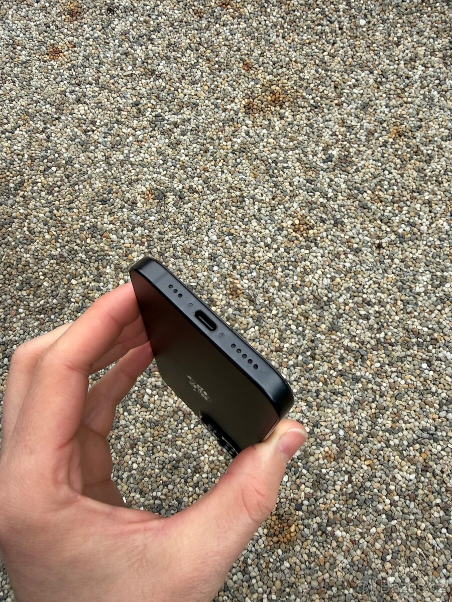 IPhone 15 - baterie 92% - 3