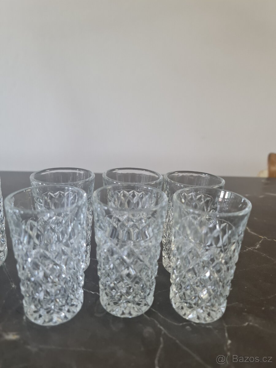 Karafa se šesti sklenkami - 3