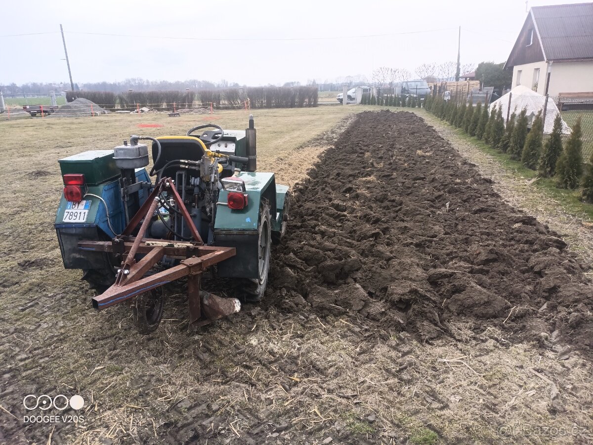 Prodám traktor na práci - 3