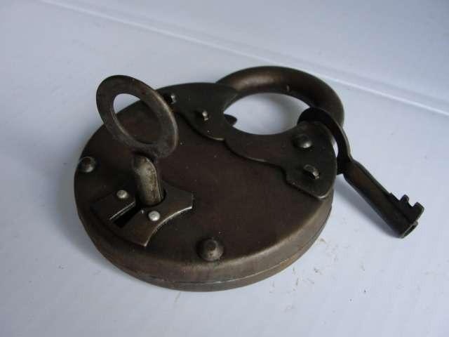 Prodám krásný, veliký, starý, kovový, visací zámek. - 3