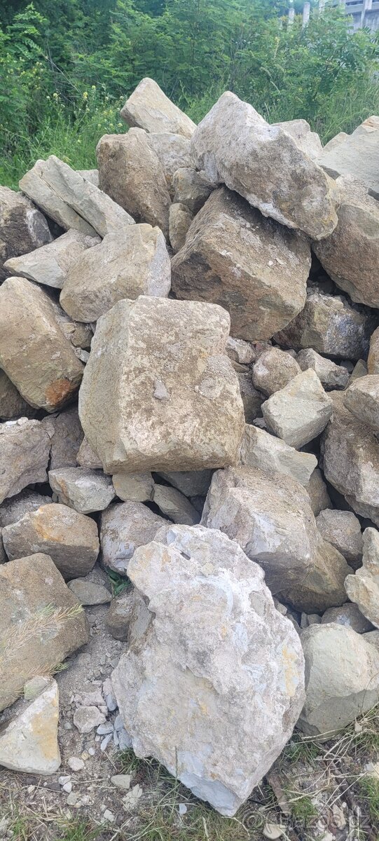 pískovec - kameny velké a kvádry ze staré zdi - 3