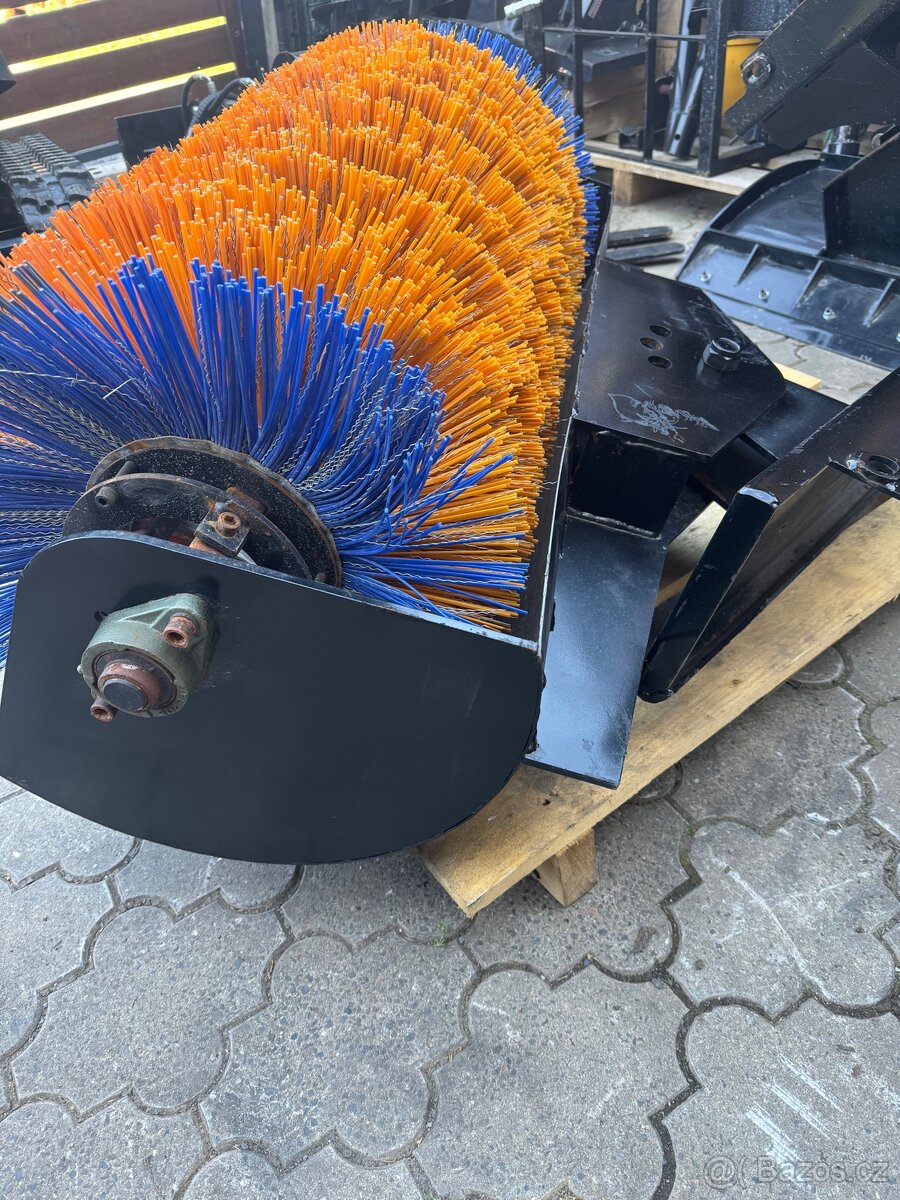 Nový Hydraulický smeták pro mininakladač - 3