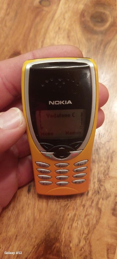 Nokia 8210 top stav - 3