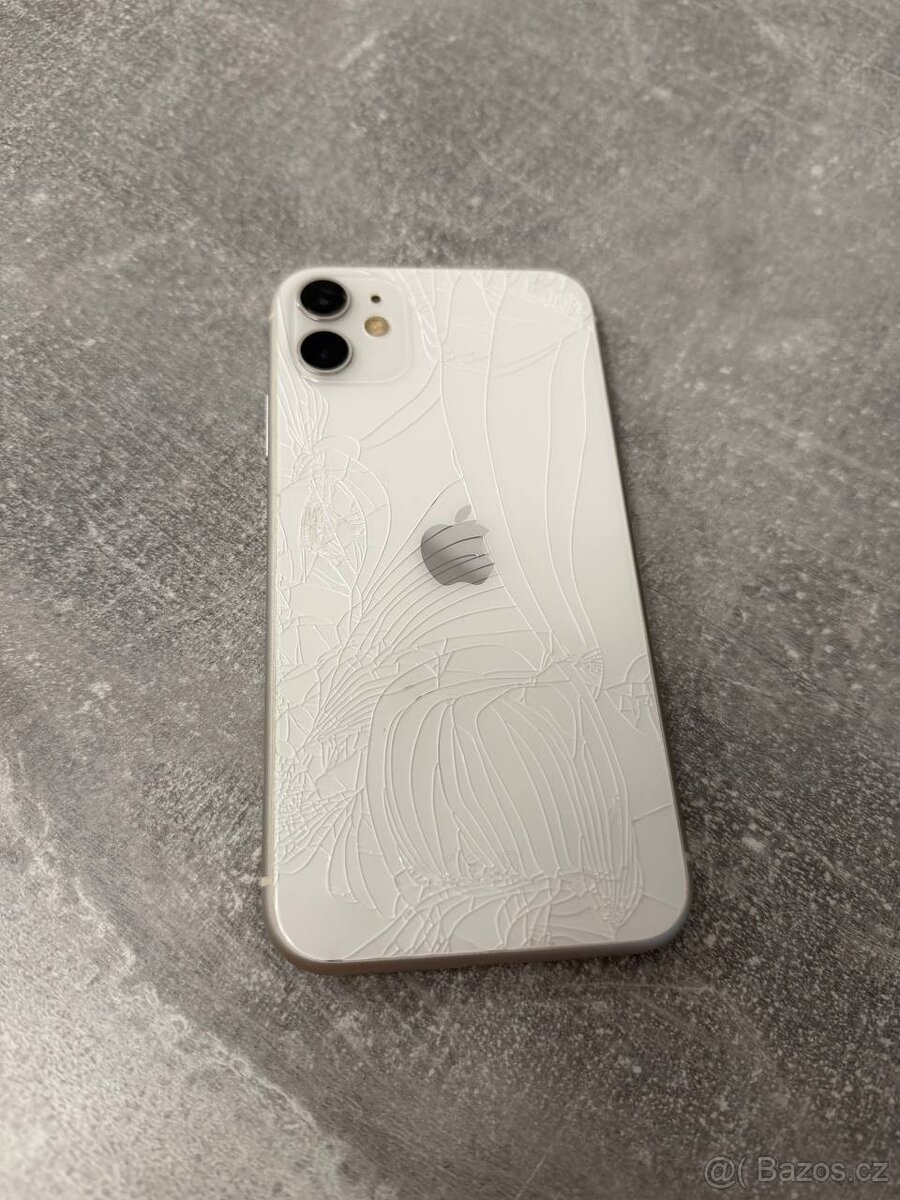 iPhone 11 64 GB v bílé barvě. Stav baterie 84 %. - 3