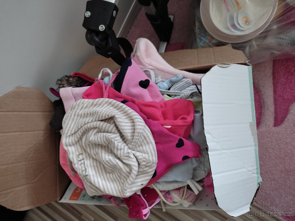 Dětské oblečení a různé potřeby pro holčičku - 3