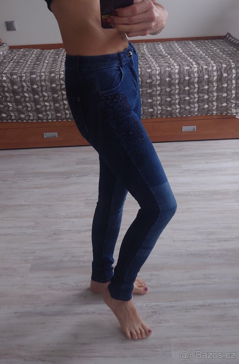 Desigual vyšívané Slim džíny - 3