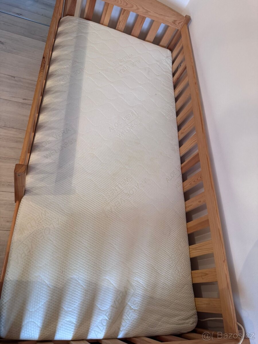 Dětská postel z masivu včetně šuplíků na hračky atd - 3