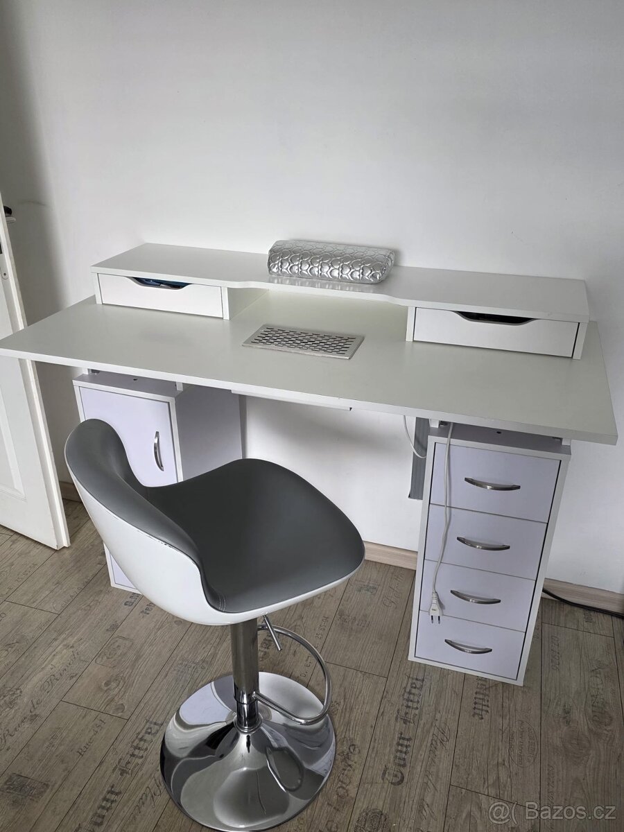 Manikérský stůl - 3
