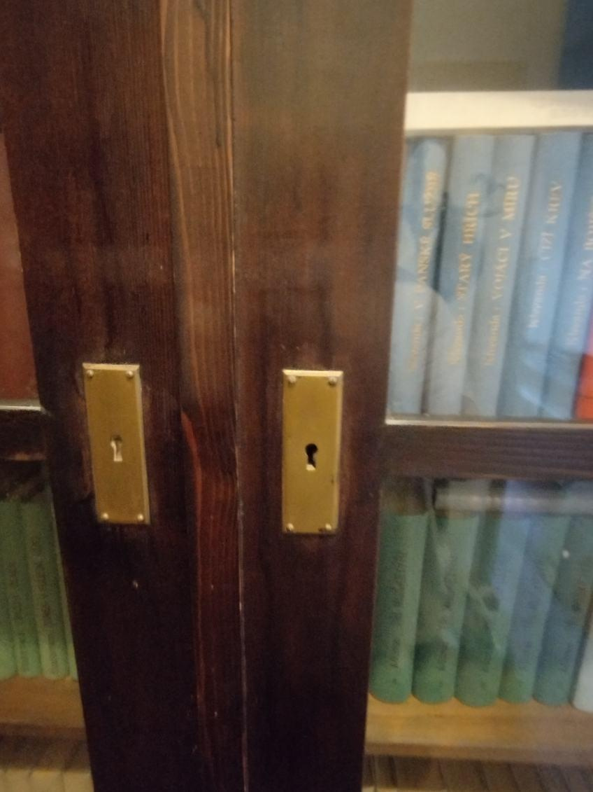 Masivní knihovna, vitrína - 3