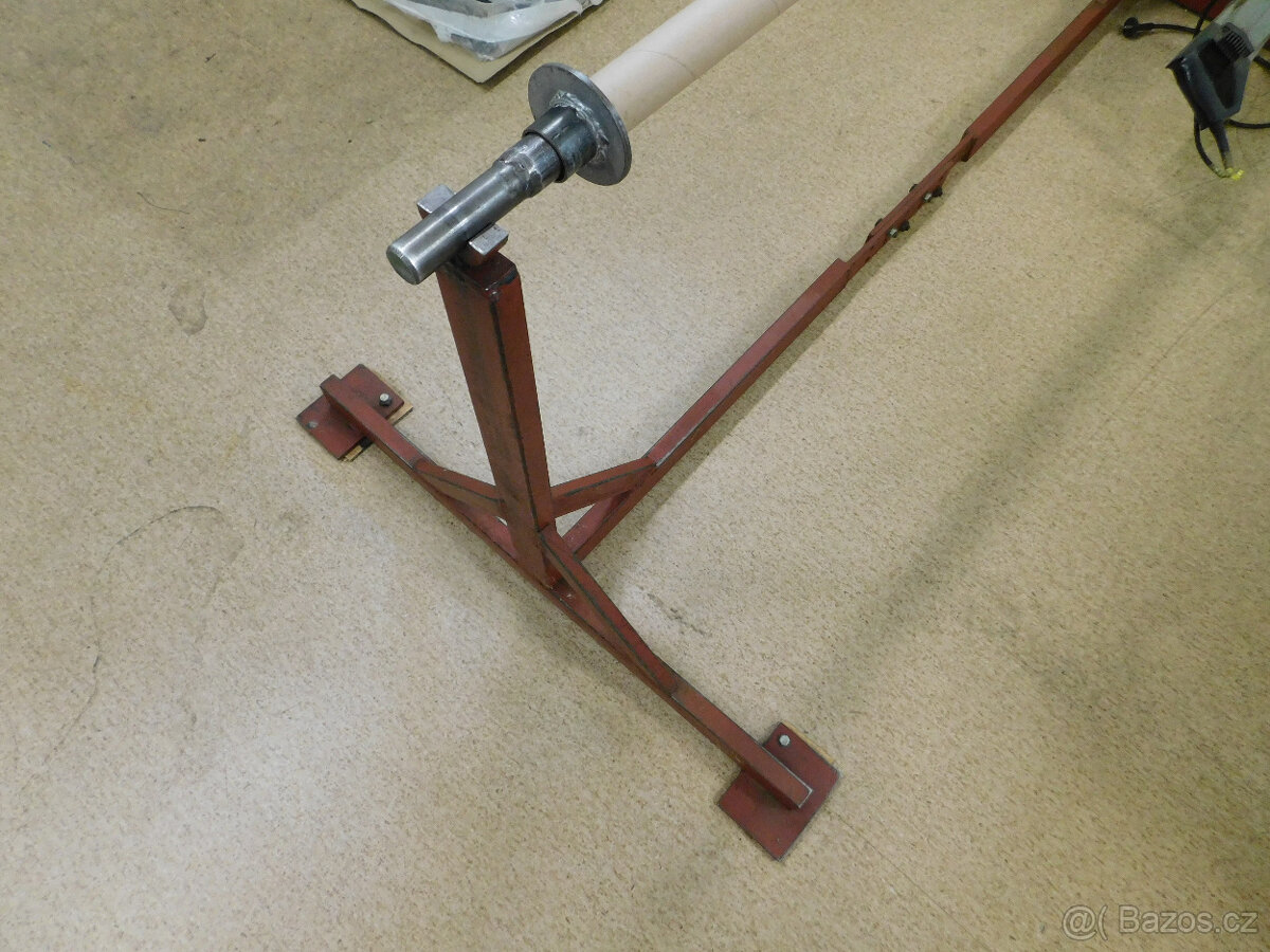 Stojan na odvíjení rolí textilu - 3