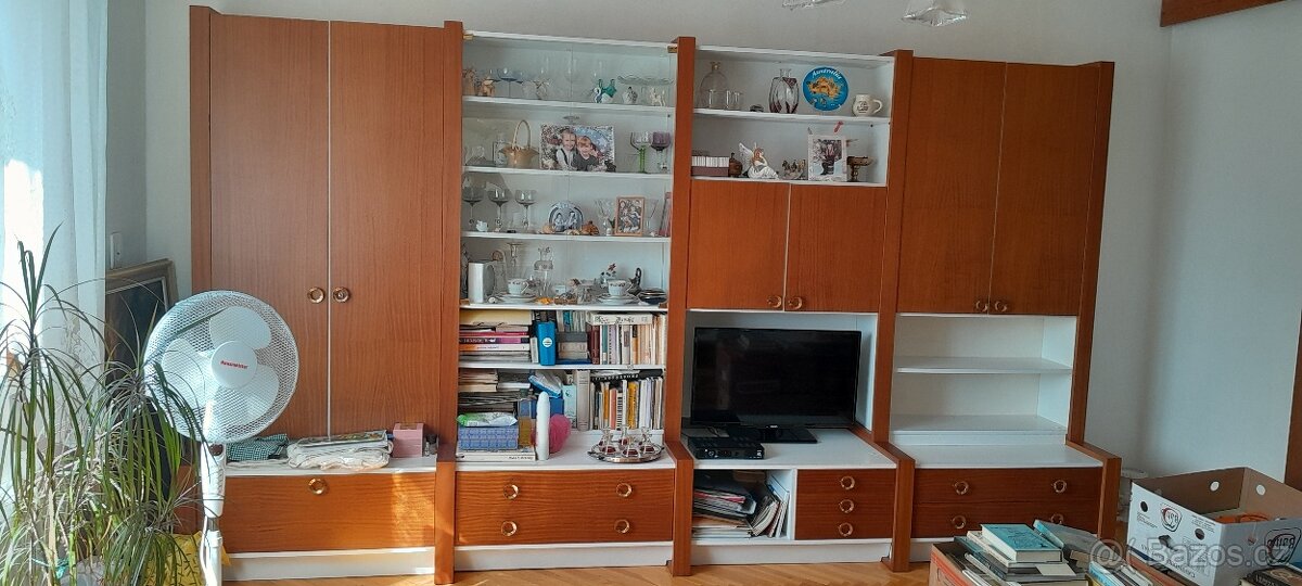 Starší obývací stěna v pěkném stavu - 3