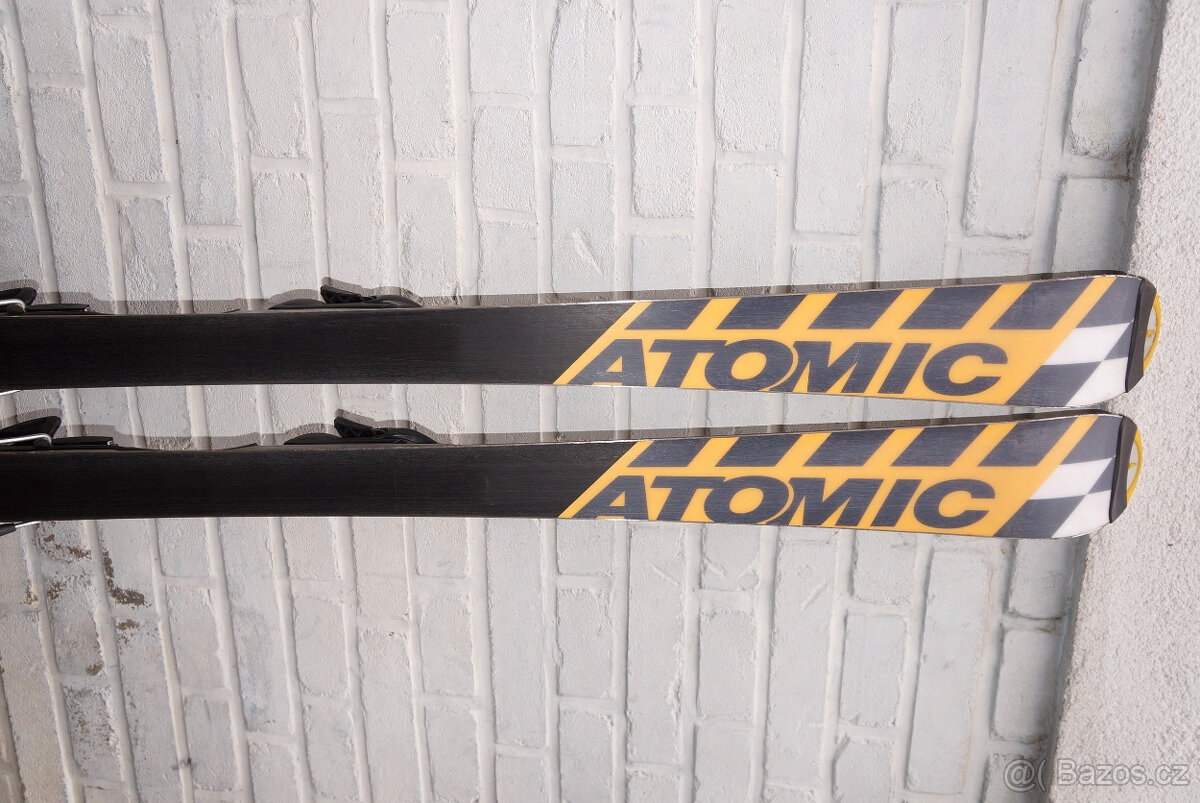 Skoro nové carvingové lyže 150 cm slalomky Atomic, bezvadné. - 3