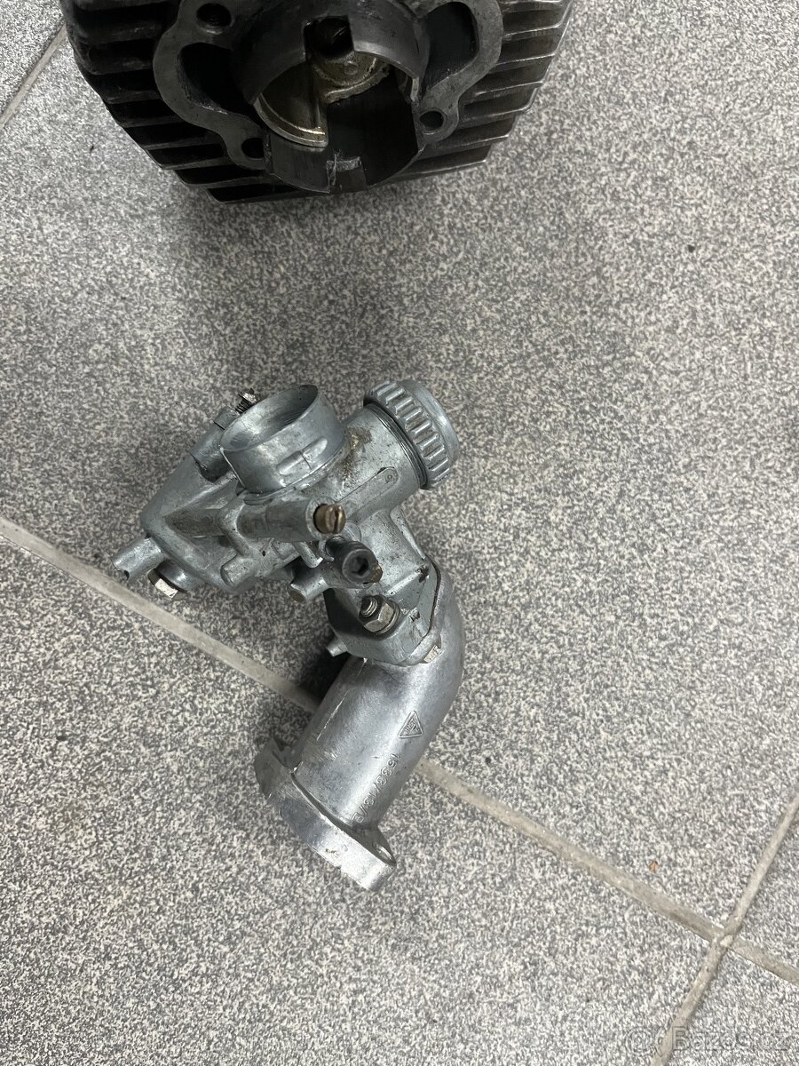 válec, hlava, píst, karburátor a kolena na jawa pionýr - 3