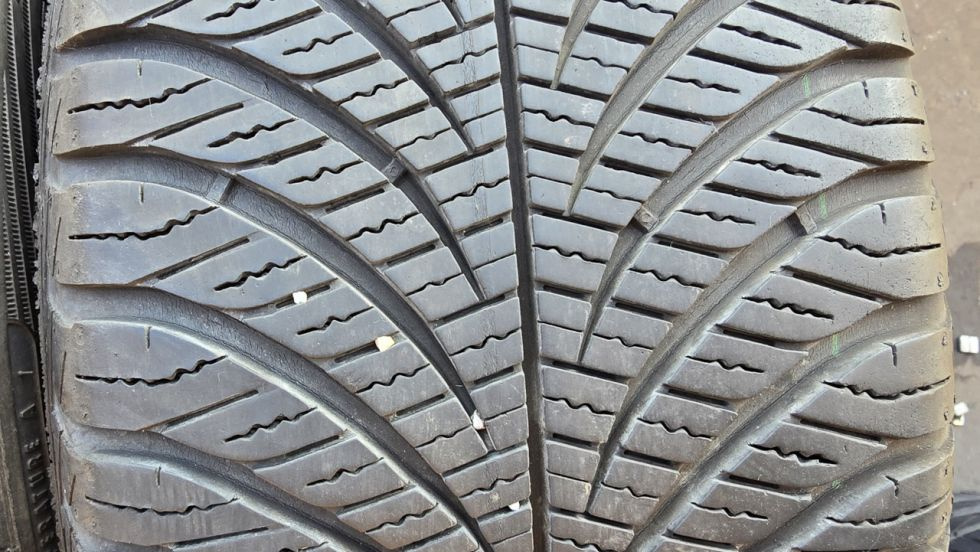 Celoroční pneu 215/55/17 Good Year - 3