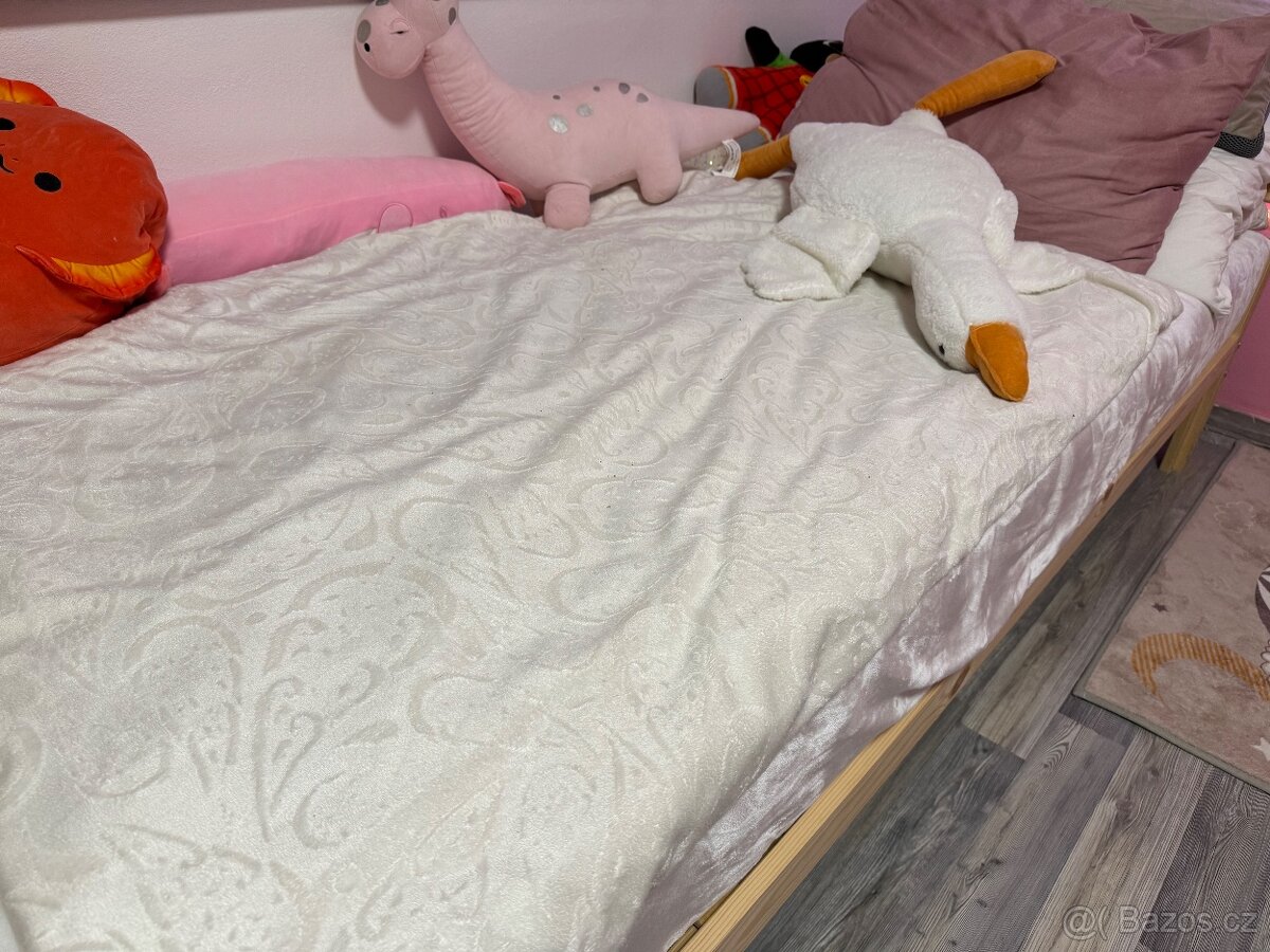 Dřevěná postel s roštem - 3