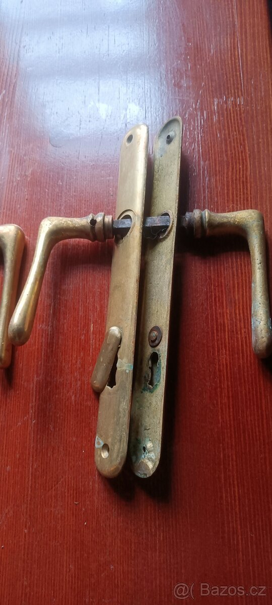 Mosazné kování , kliky, štítky na dveře.4x - 3