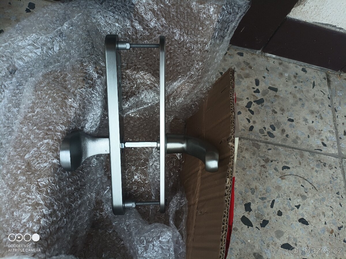 Bezpečnostní kování Fab 90mm klika madlo - 3