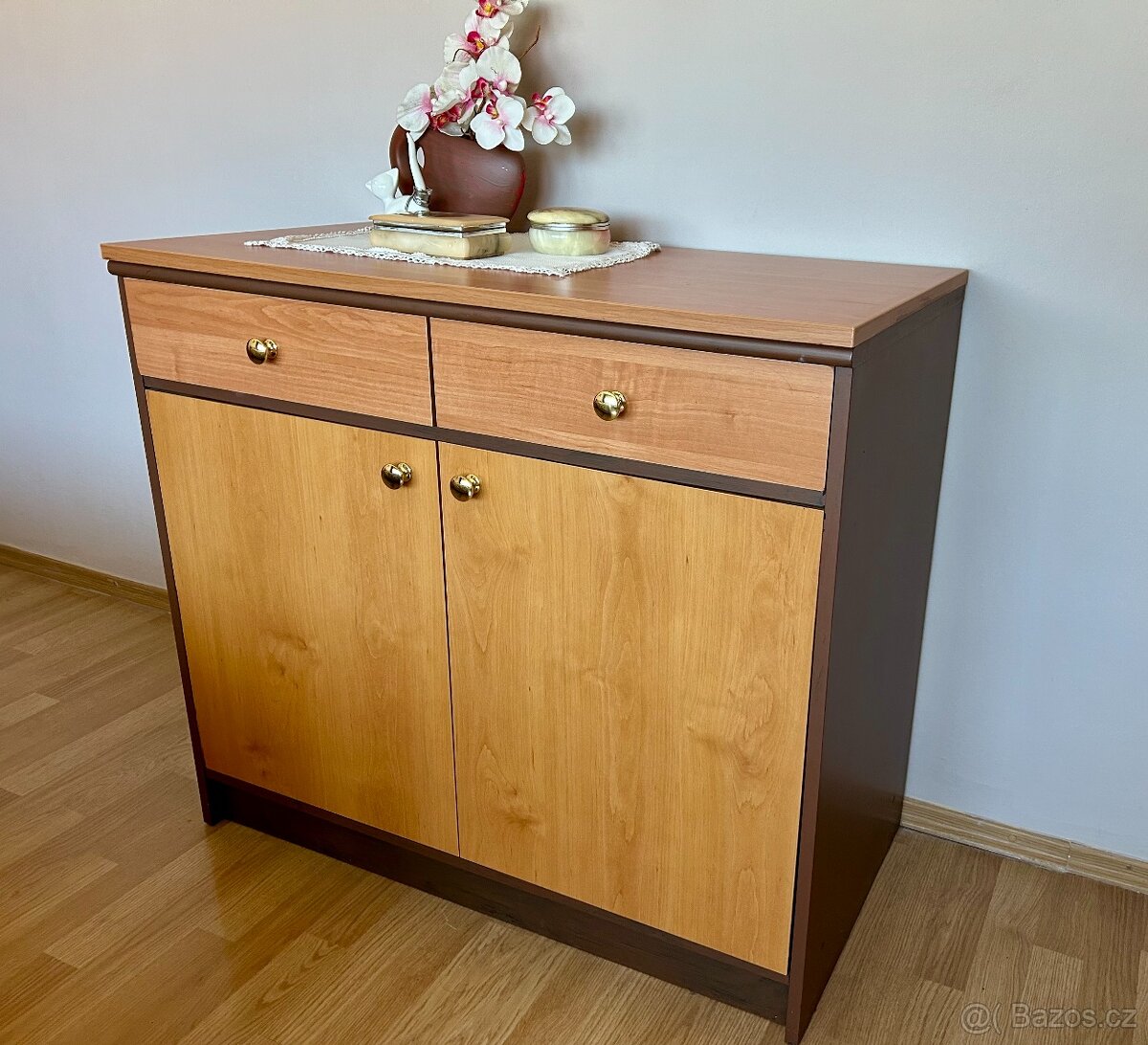 Manželská masivní postel s komodou a nočními stolky - 3