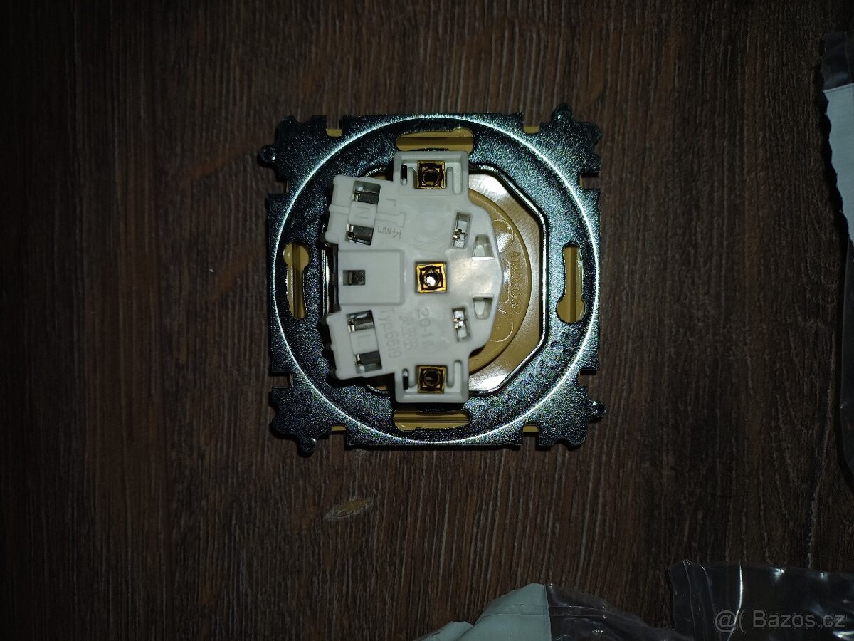 9 Tango zásuvek + 3 trojrámečky barva béžová značka ABB - 3