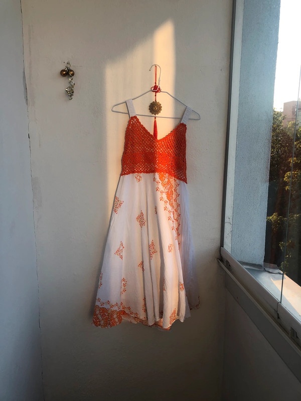 Letní šaty s háčkovaným zdobením - 3