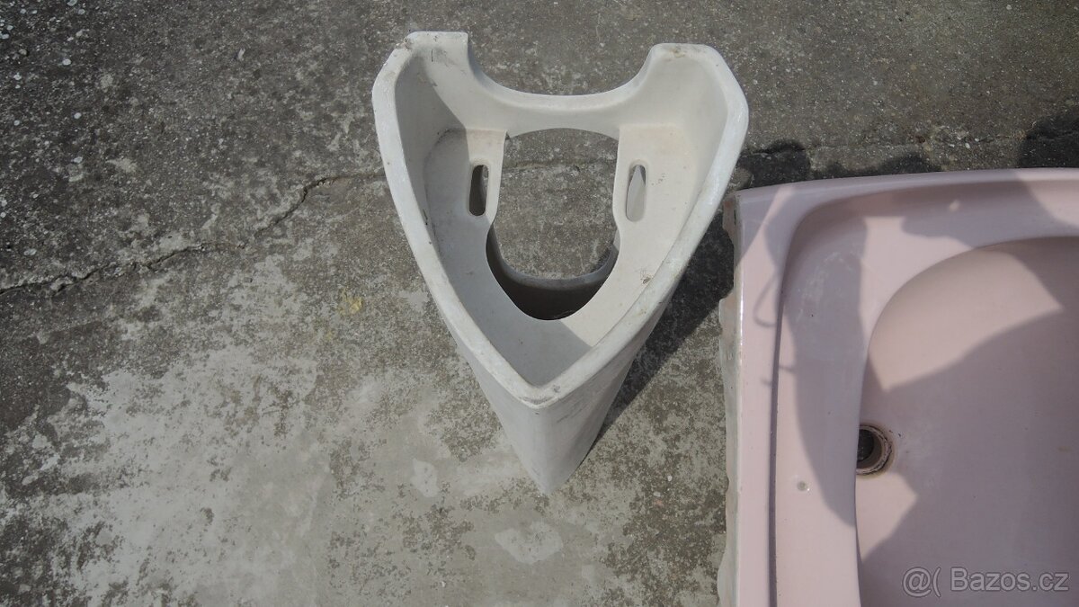 Starší umyvadlo s nohou - 3