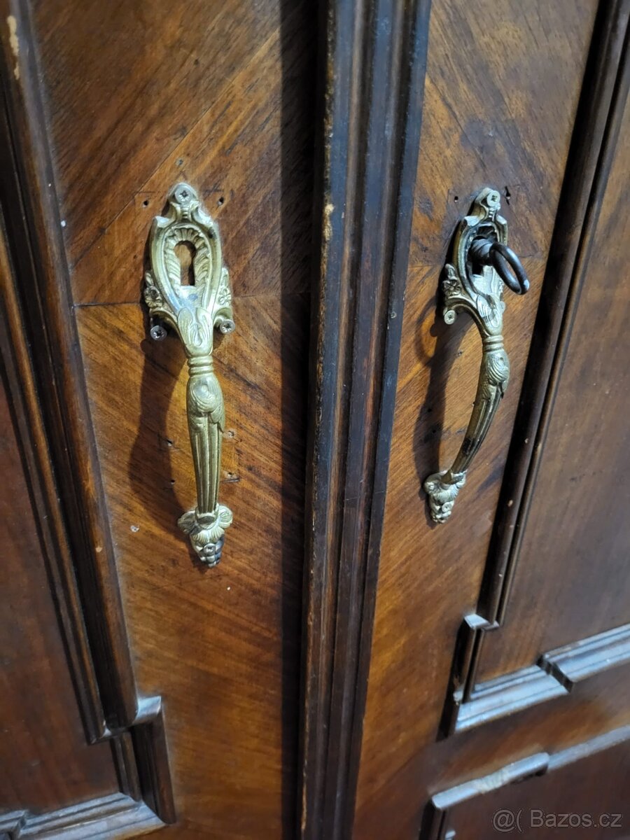 Zachovalá dřevěná šatní skříň - 3