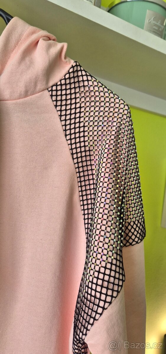 Elegantní mikinové šaty s ozdobnou síťovinou s kamínky - 3