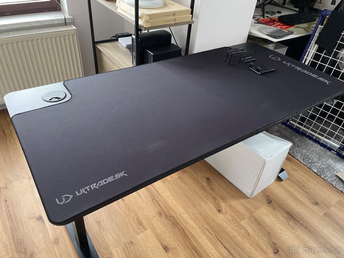 Prodám ultradesk momentum black - 3