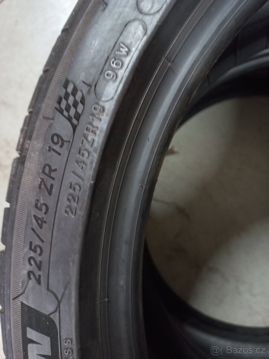 Michelin 225/45/19 96W - 3