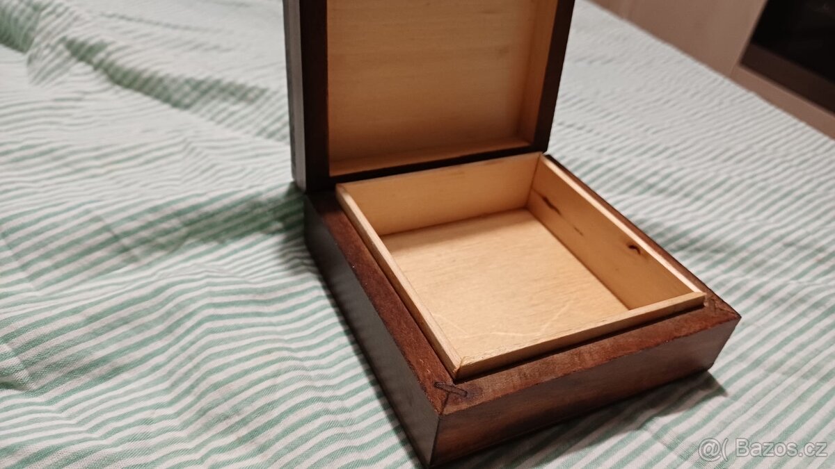 Stará lidová, ručně zdobená, dřevěná šperkovnice - 3