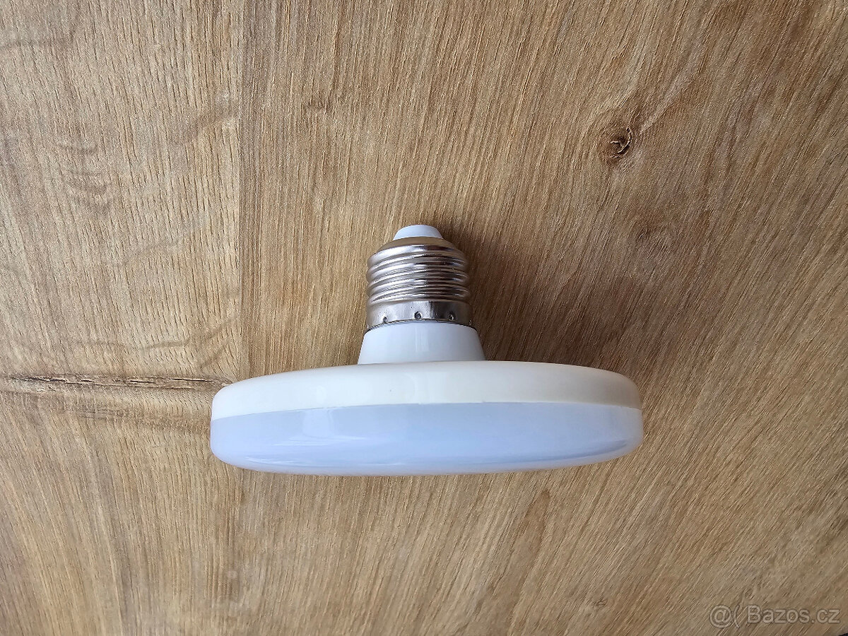 LED žárovka 12 W kulatá UFO - 3