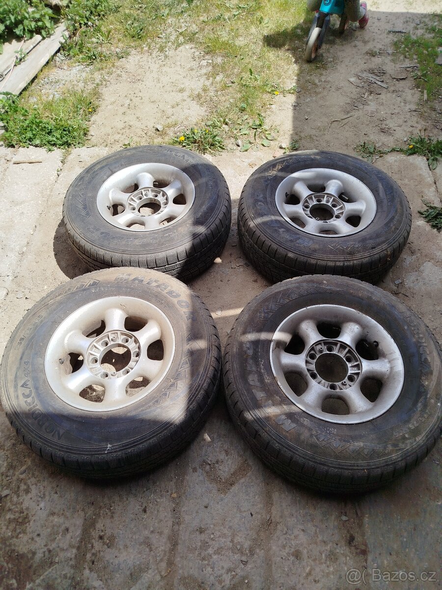 235 75 R15 originál Pajero 2