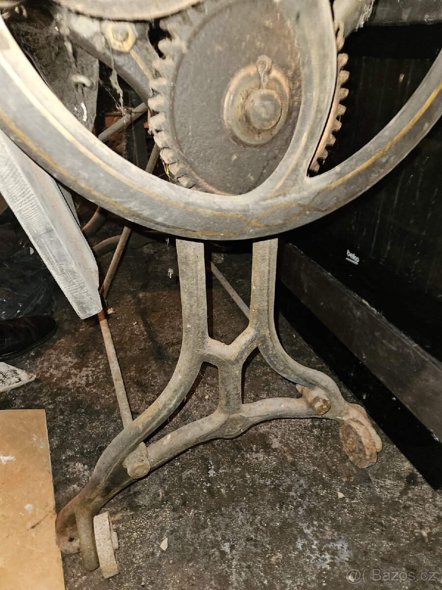 Historický starý mandl. Těžky - litina. - 3