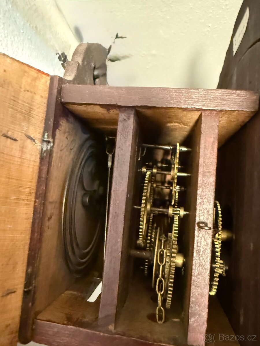 Nástěnné kyvadlové hodiny v kruhovém profilovaném rámečku - 3